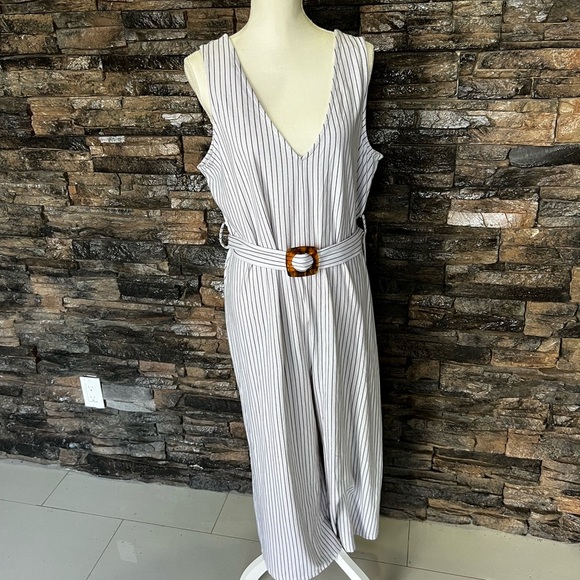 ASOS grey and White Striped romper. With matching belt in the middle. - Picture 7 of 12
